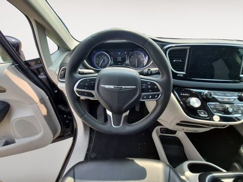 Used 2024 Chrysler Pacifica Touring-L FWD image 12