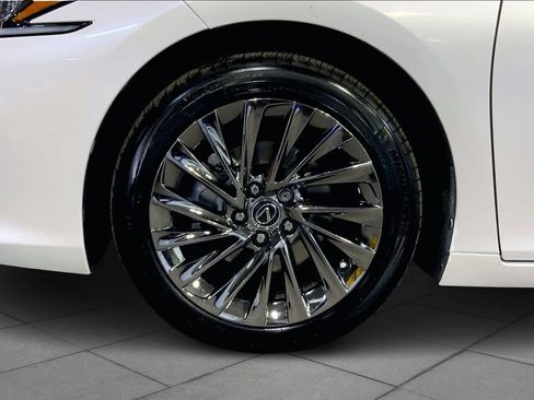 Certified 2025 Lexus ES 300h w/ Luxury Package image 11