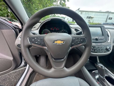 Used 2018 Chevrolet Malibu Hybrid FWD image 12
