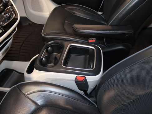 Used 2018 Chrysler Pacifica Limited FWD image 39