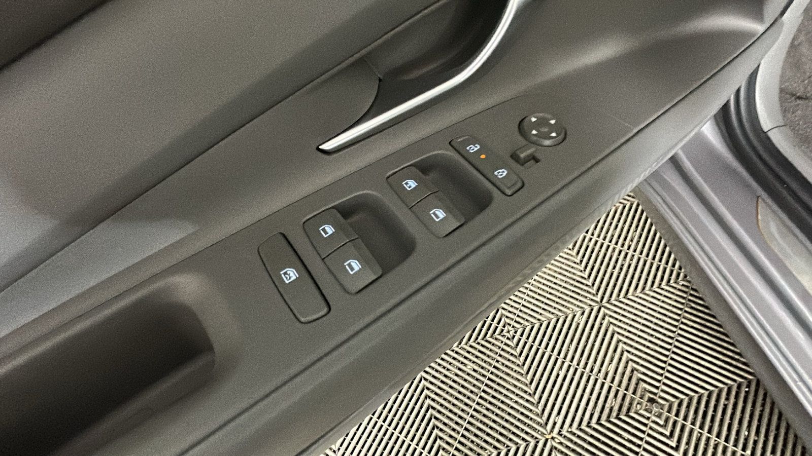 Certified 2024 Hyundai Elantra SE FWD image 14