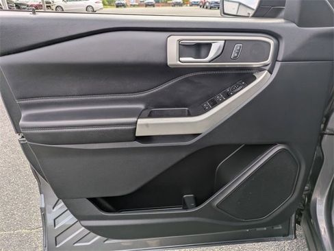 Used 2022 Ford Explorer XLT w/ Equipment Group 202A image 12