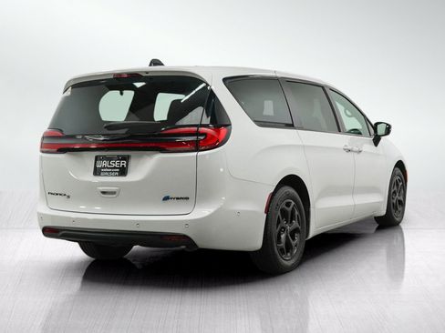 Used 2024 Chrysler Pacifica Limited FWD image 5
