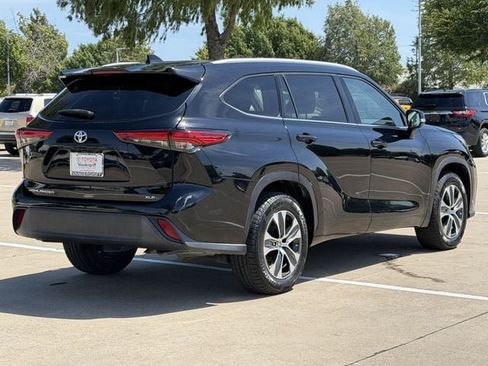 Used 2022 Toyota Highlander XLE FWD image 4