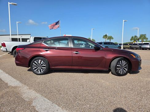 Used 2024 Nissan Altima 2.5 SV FWD image 9