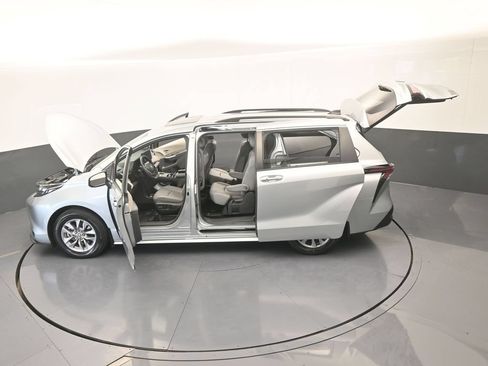 Used 2024 Toyota Sienna XLE FWD image 67