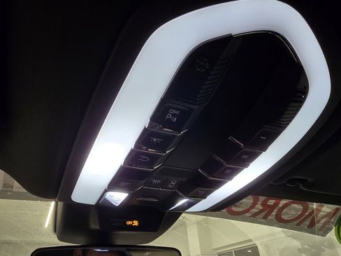 Used 2021 Porsche Macan S image 27