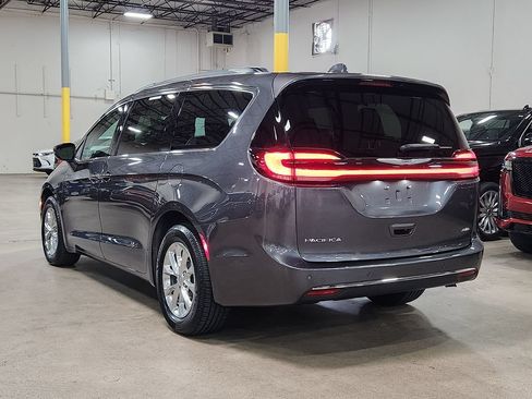 Used 2022 Chrysler Pacifica Touring-L w/ Uconnect Theater Family Group AWD/4WD image 11