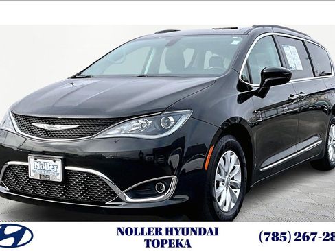 Used 2017 Chrysler Pacifica Touring-L image 1