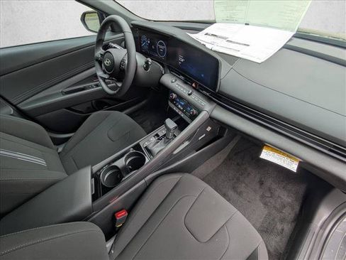 Certified 2025 Hyundai Elantra SEL FWD image 18