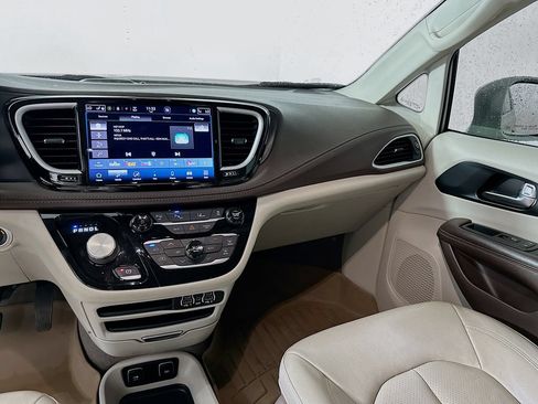 Used 2021 Chrysler Pacifica Touring-L FWD image 20