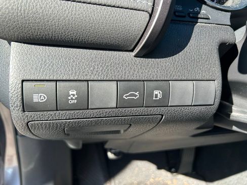 Used 2018 Toyota Camry SE w/ Convenience Package FWD image 18