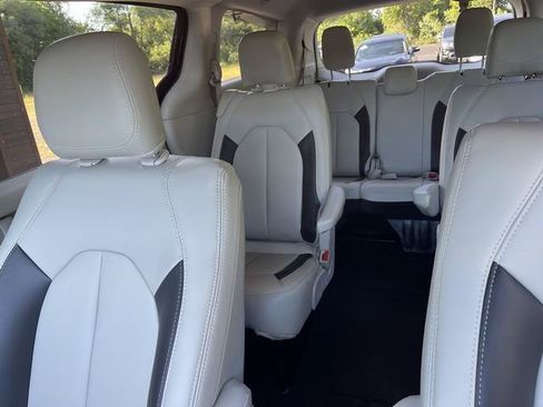 Used 2017 Chrysler Pacifica LX FWD image 13