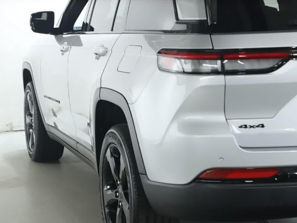 Certified 2024 Jeep Grand Cherokee Altitude AWD/4WD image 40