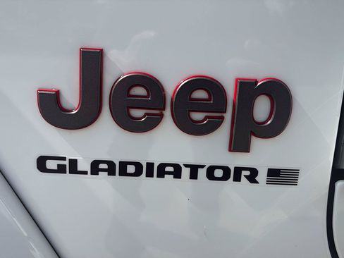 Used 2024 Jeep Gladiator Rubicon AWD/4WD image 11