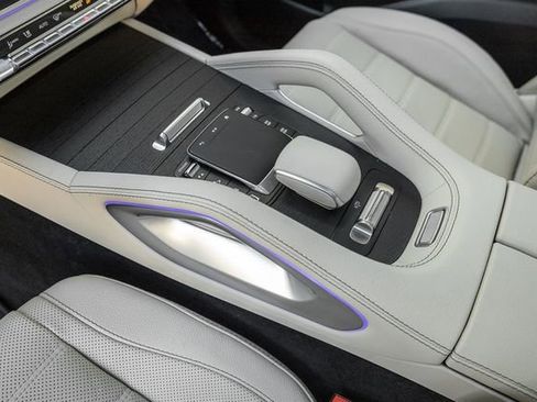 Used 2025 Mercedes-Benz GLS 580 4MATIC image 11