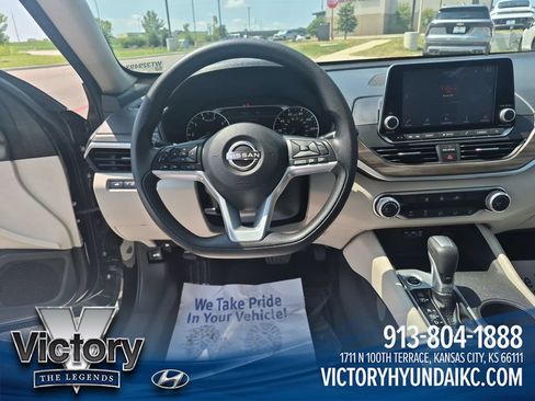 Used 2025 Nissan Altima 2.5 SV FWD image 13