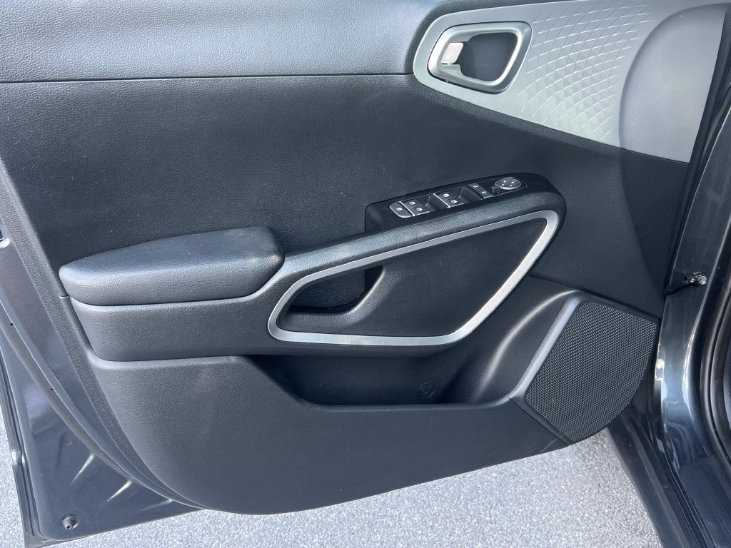 Used 2025 Kia Soul LX w/ LX Technology Package FWD image 16