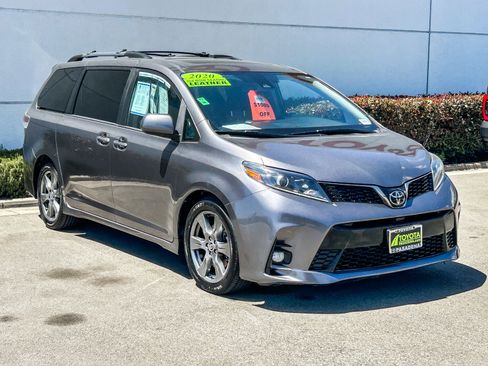 Used 2020 Toyota Sienna SE w/ SE Preferred Package FWD image 3