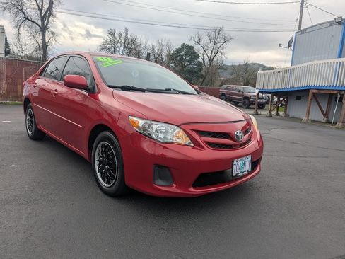 Used 2011 Toyota Corolla LE image 2
