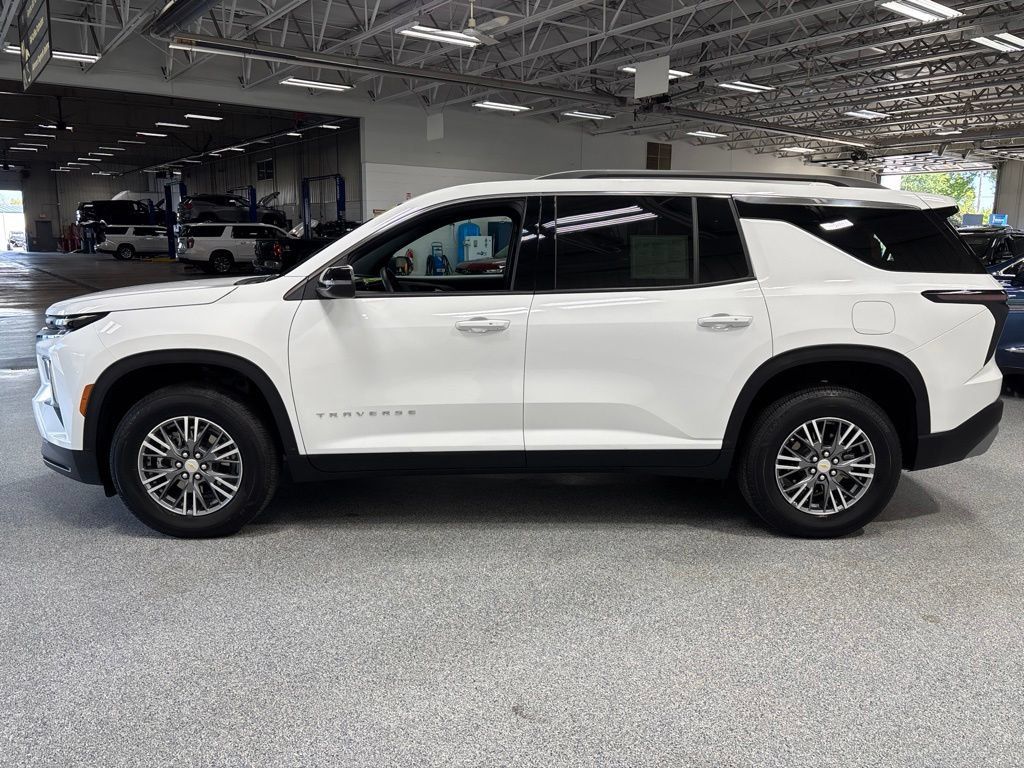 Used 2026 Chevrolet Traverse LT FWD image 4