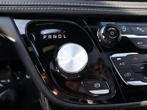 Used 2025 Chrysler Pacifica Limited FWD image 44