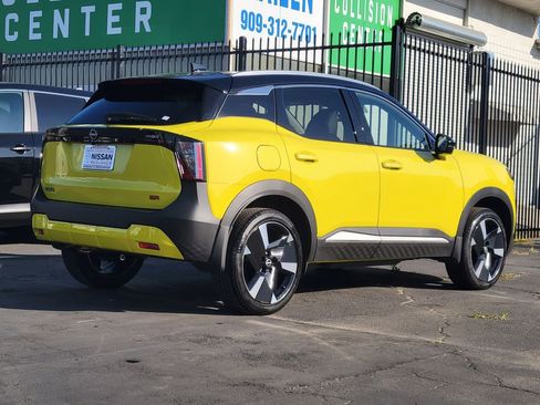 Used 2025 Nissan Kicks SR image 2