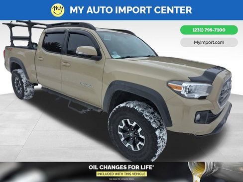 Used 2017 Toyota Tacoma TRD Off-Road image 3