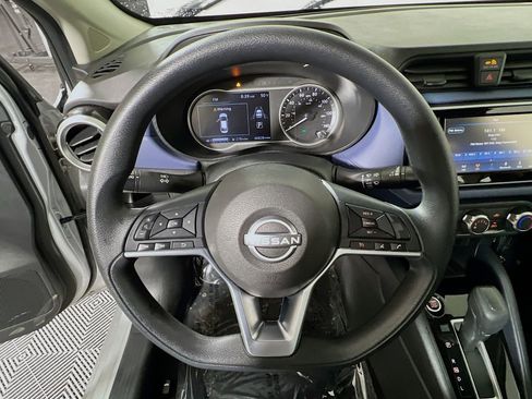Used 2024 Nissan Versa SV FWD image 10