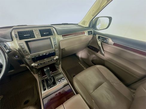 Used 2017 Lexus GX 460 image 11