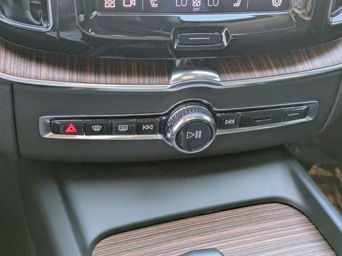 Used 2023 Volvo XC60 B5 Plus image 24