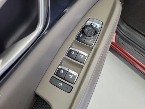 Used 2025 Kia Carnival FWD image 19