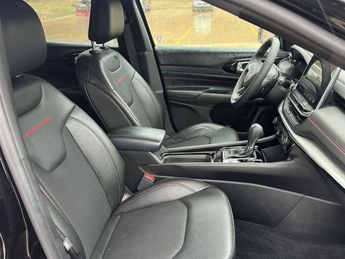 Used 2025 Jeep Compass Trailhawk image 24