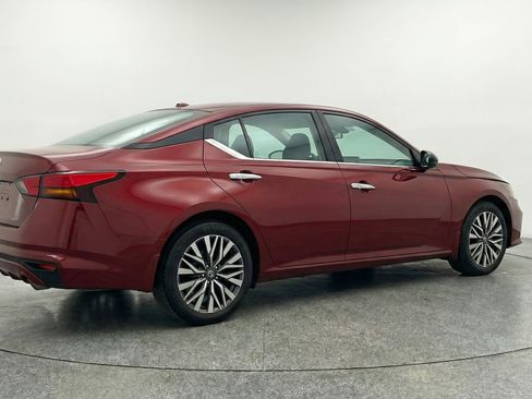 Used 2025 Nissan Altima 2.5 SV image 9