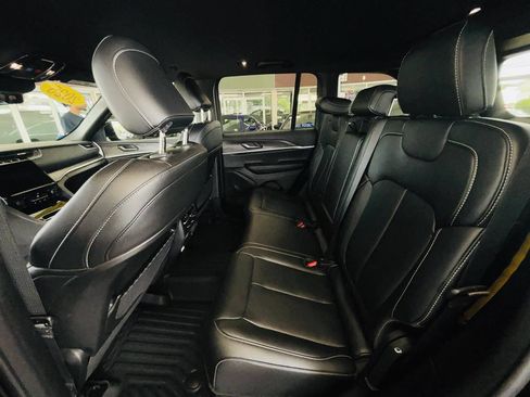 Used 2025 Jeep Grand Cherokee Limited AWD/4WD image 34