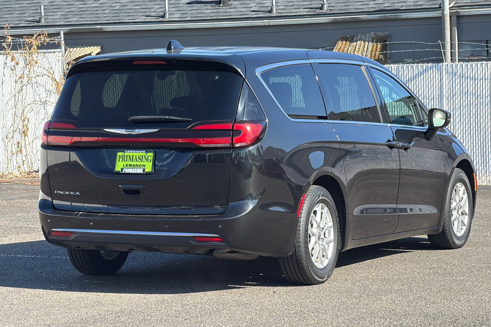Used 2023 Chrysler Pacifica Touring-L FWD image 4