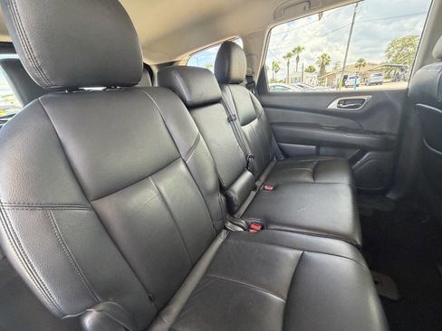 Used 2018 Nissan Pathfinder SV AWD/4WD image 19