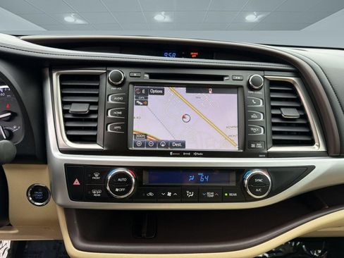 Used 2018 Toyota Highlander XLE AWD/4WD image 18