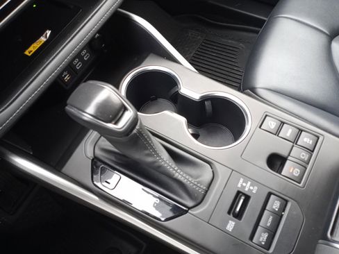 Used 2023 Toyota Highlander XLE image 22