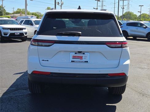 New 2025 Jeep Grand Cherokee Altitude image 15