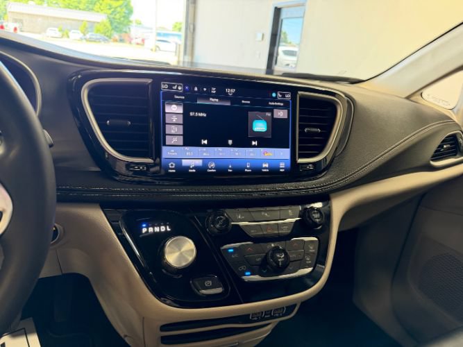 Used 2024 Chrysler Pacifica Limited FWD image 12