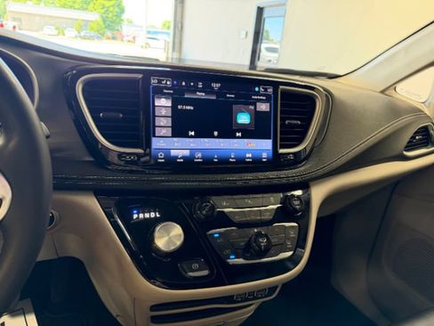 Used 2024 Chrysler Pacifica Limited FWD image 12