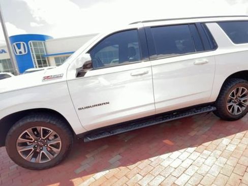 Used 2023 Chevrolet Suburban Z71 w/ Luxury Package AWD/4WD image 6