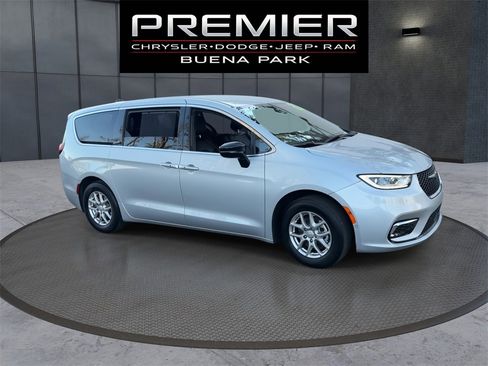 Used 2026 Chrysler Pacifica Select image 9