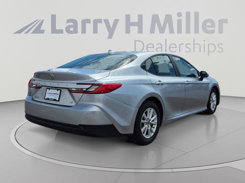 Used 2025 Toyota Camry LE FWD image 5