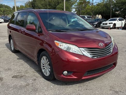 Used 2014 Toyota Sienna XLE FWD image 2