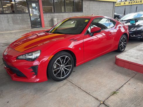 Used 2017 Toyota 86 image 2