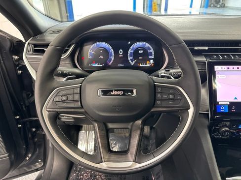 Used 2025 Jeep Grand Cherokee Limited w/ Luxury Tech Group II AWD/4WD image 14