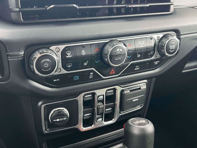 Used 2024 Jeep Wrangler Unlimited Sahara AWD/4WD image 17
