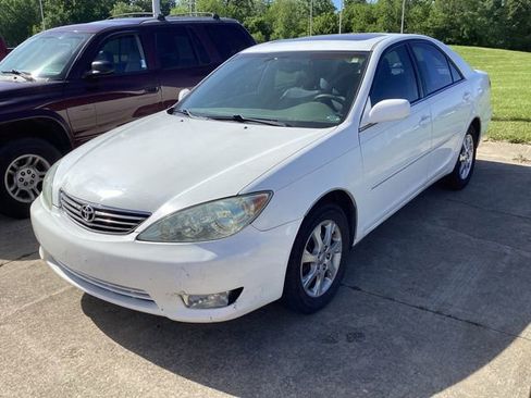 Used 2005 Toyota Camry LE FWD image 2